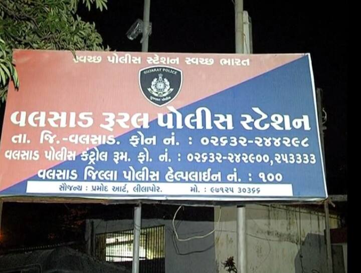  પોલીસને ઘટના સ્થળેથી દારૂનો જથ્થો મળી આવ્યો હતો. પોલીસ દરોડામાં વલસાડ નગરપાલિકાના અપક્ષ સભ્ય, બિલ્ડર રણછોડ મીર , બિલ્ડર મુકેશ પટેલ સહિત 40 થી વધુ લોકો ઝડપાયા હતા. 