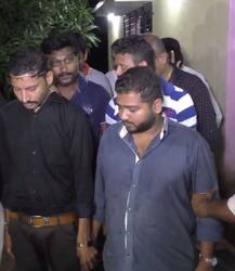 વલસાડઃ ફાર્મ હાઉસમાં ચાલતી હતી દારૂની મહેફિલ, પોલીસે રેડ પાડી 40થી વધુ દારૂડિયાઓને ઝડપ્યા