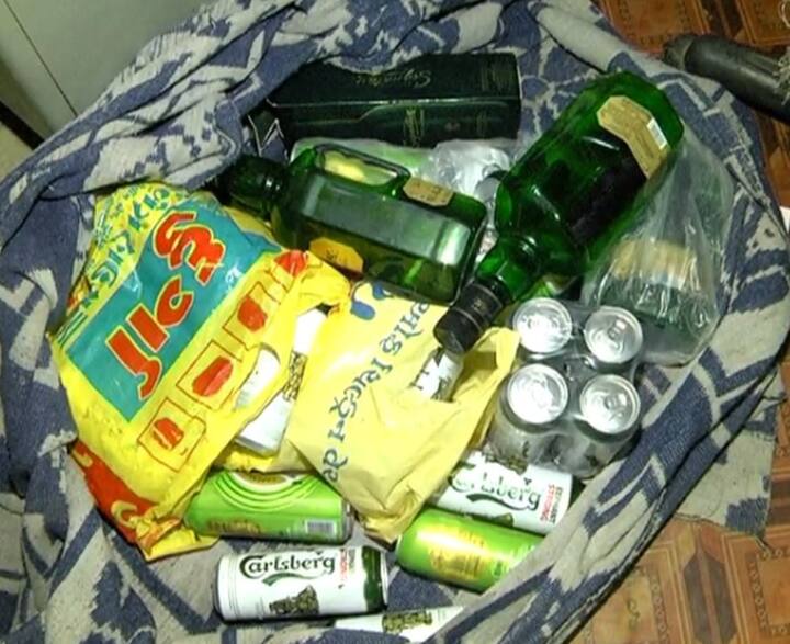 વલસાડ એલસીબીને વલસાડ રૂરલ પોલીસને સાથે રાખીને ફાર્મહાઉસ પર રેડ મારી હતી અને દારૂની મહેફિલ માણતા 40થી વધુ લોકોને ઝડપી પાડ્યા હતા. પોલીસે અનેક મોટા માથાઓ અને અગ્રણીઓને દારૂની મહેફિલ માણતા ઝડપ્યા હતા. 