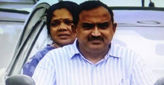 અમદાવાદ એલિસબ્રીજના ધારાસભ્ય રાકેશ શાહ માણેકબાગમાં એક્ટિવા પર હેલ્મેટ પહેર્યા વગર અમદાવાદના રસ્તા પર નિકળ્યા હતા. ત્યારે પોલીસની નજરે આવતાં તેઓ એક્ટિવા લઈને ત્યાથી રફુ ચક્કર થઈ ગયા હતા.