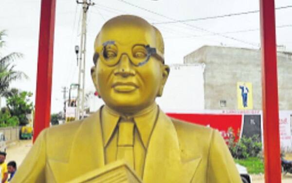 સાણંદ: સાણંદ તાલુકાના મોરૈયા ગામે રવિવારે ડો.બાબાસાહેબ આંબેડકરની પ્રતિમાને કોઈ અજાણ્યા શખ્સો દ્વારા ખંડિત કરવામાં આવી હતી જેના કારણે સ્થાનિક લોકોમાં ઉગ્ર રોષ ફાટી નીકળ્યો હતો. આ અંગે ચાંગોદર પોલીસને બનાવ અંગે માહિતી મળતા તપાસનો ધમધમાટ શરૂ કર્યો હતો. પોલીસે ગામમાં ચુસ્ત બંદોબસ્ત ગોઠવી દીધો હતો. પ્રતિમા ખંડિત કરાતાં પંથકમાં લોક રોષ ફાટી નીકળ્યો છે.