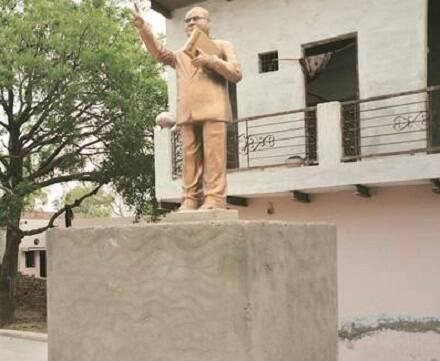 આ સમગ્ર મામલે જાણ થતાં જ સ્થાનિક આગેવાનો ગામના આંબેડકર ચોકમાં આવેલી બાબા સાહેબ આંબેડકરની પ્રતિમા પાસે આવી ગયા હતા. જ્યાં પ્રતિમાનું નીરિક્ષણ કરતાં પ્રતિમાની ડાબા હાથની કોણીના ભાગે પથ્થર વાગી કલર ઉખડી ગયો હોવાનું જણાયું હતું. તેમજ પ્રતિમાના હાથમાં પકડેલી સંવિધાન બુકને પણ બહારની સાઈડે એક ખૂણા ઉપર પથ્થર વાગવાથી કલર ઉખડી ગયો હોવાનું જોવા મળી રહ્યું હતું.