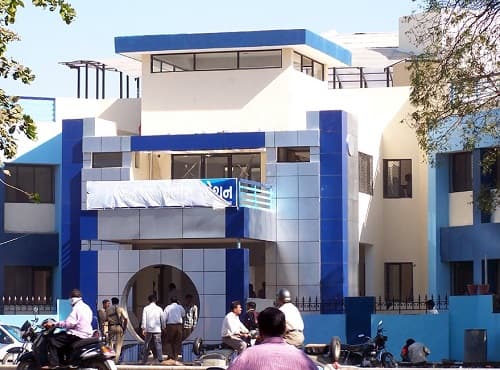 આ ઉપરાંત બાબા સાહેબ આંબેડકરની પ્રતિમાની આંખ ઉપર પહેરેલ ચશ્માં પથ્થર મારીને કોઈએ તોડી નાખ્યાં હતા. પ્રતિમાના ગળામાં પહેરાવેલી સુતરની આટી ગળામાંથી કાઢી નીચે ફેંકી દીધી હતી. મેરૂભાઈ તેમજ ગામના આગેવાનોએ ભેગા થઈને પ્રતિમાને થયેલ નુકશાન બાબતે પોલીસ ફરિયાદ કરી હતી.