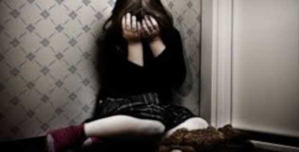 જોકે યુવતીને પહેલાંથી દાળમા કંઈક કાળું લાગતાં તેણે પોતાનો ફોન ચાલુ રાખ્યો હતો. તેના પગલે તેના ભાઈએ બધી વાત સાંભળી લેતાં તે દોડી આવતાં બોગસ ડિરેક્ટર ભાગી ગયો હતો. આ બનાવ અંગે વિદ્યાર્થિનીએ ફરિયાદ કરતાં રાણીપ પોલીસે રાણીપ ગાયત્રીકુંજ સોસાયટીમાં રહેતા અર્પીત મહેતાની ધરપકડ કરી તપાસ હાથ ધરી છે.