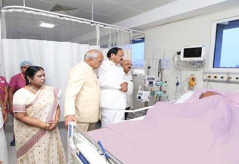 DMK પ્રમુખ કરૂણાનિધિની તબિયત સુધારા પર, હોસ્પિટલની બહાર હજારોની સંખ્યામાં સમર્થકોનો જમાવડો DMK પ્રમુખ કરૂણાનિધિની તબિયત સુધારા પર, હોસ્પિટલની બહાર હજારોની સંખ્યામાં સમર્થકોનો જમાવડો
