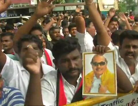 DMK પ્રમુખ કરૂણાનિધિની તબિયત સુધારા પર, હોસ્પિટલની બહાર હજારોની સંખ્યામાં સમર્થકોનો જમાવડો