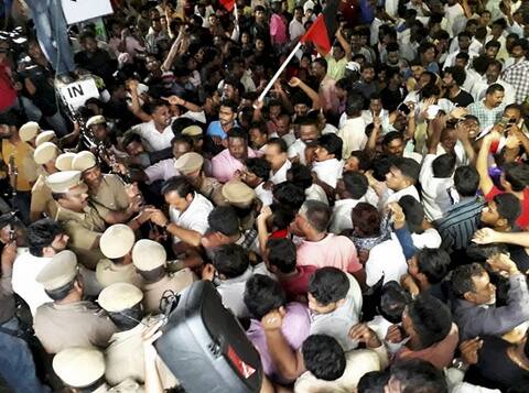 DMK પ્રમુખ કરૂણાનિધિની તબિયત સુધારા પર, હોસ્પિટલની બહાર હજારોની સંખ્યામાં સમર્થકોનો જમાવડો
