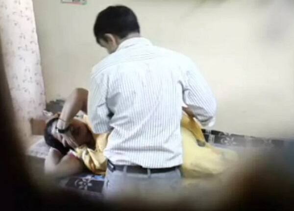 આ ડૉક્ટરે અનગઢ ગામની 40 જેટલી મહિલા દર્દીઓ સાથે સેક્સલીલા માણી હોવાની વાતે વેગ પકડી હતી, જેમાંથી 7થી વધુ મહિલા દર્દીઓ સાથેના 25 વીડિયો વાયરલ થયા હતાં. હવે ગામની જ એક મહિલાએ લપંટ ડૉક્ટર સામે ફરિયાદ દુષ્કર્મની ફરિયાદ નોંધાવી હતી.