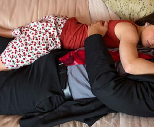 નવસારી: નવસારીના સ્પેશ્યલ ઓપરેશન ગ્રુપ (એસઓજી)એ નવસારીના સ્ટેશન વિસ્તારની એક હોટેલમાં ચાલતા અનૈતિક કુટણખાનું ઝડપી પાડી કુલ ચાર લોકોની ધરપકડ કરી હતી. સમગ્ર કુટણખાનાનો જીલ્લા એસઓજીએ ડમી ગ્રાહક મોકલીને પર્દાફાશ કર્યો હતો.