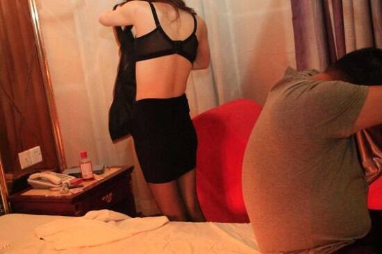 જયેશભાઇ બિપીનભાઇ પંડ્યા ગ્રાહક તરીકે સ્થળ ઉપર પકડાયેલ છે. આ ઉપરાંત અન્ય વોન્ટેડ 3 આરોપીઓ હોટલમાં એકબીજાની મદદગારીથી બહારથી છોકરીઓ મંગાવી અપ્સરા હોટલની અંદર સાહેદ બહેનોને પૈસા આપવાનું પ્રલોભન આપી હોટલના રૂમમાં રાખી તેઓનું જાતીય શોષણ થાય તે રીતે ગ્રાહકોને શરીર સુખ માણવા અને આવતા ગ્રાહકો પાસેથી પ્રત્યેક ગ્રાહક દીઠ શરીર સુખ માણવાના પૈસા વસુલીને પોતાના કબજા દેખરેખ હેઠળ હોટલની રૂમમાં કુટણખાનું ચલાવતા હતા.