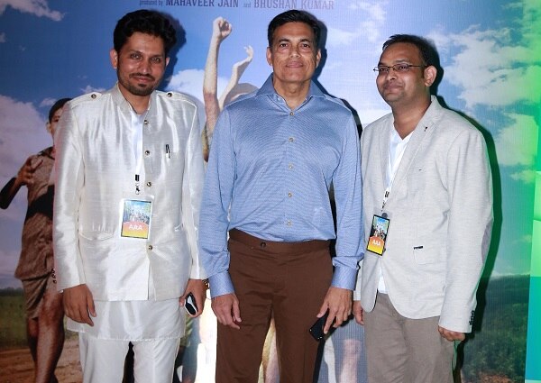 મુંબઈઃ પીએમ નરેન્દ્ર મોદીના નાનપણ પર આધારિત શોર્ટ ફિલ્મ ‘ચલો જીતે હૈં’નું સ્પેશ્યિલ સ્ક્રિનિંગ મુંબઈમાં યોજાયું હતું. આ સ્ક્રિનિંગમાં બોલિવૂડ સ્ટાર્સથી લઈ રાજકારણીઓ, બિઝનેસમેન તથા ક્રિકેટર્સ પહોંચ્યા હતાં. આ સ્ક્રિનિંગમાં મુકેશ અંબાણી, અક્ષય કુમાર, ગૌતમ સિંઘાનીયા, અમિત શાહ સહિતના દિગ્ગજો સામેલ થયા હતાં.