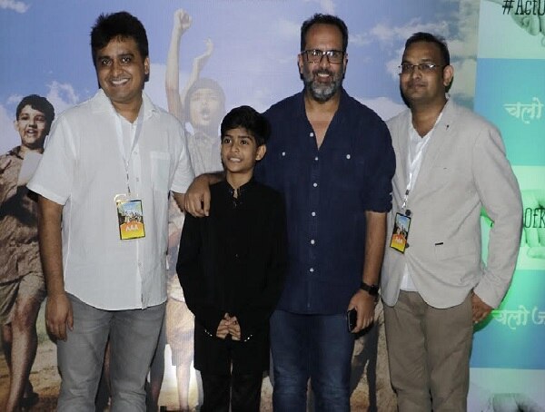 ‘ચલો જીતે હૈં’ના સ્ક્રિનિંગ મુંબઈમાં યોજવામાં આવ્યું હતું. આ સ્ક્રિનિંગમાં અક્ષય કુમાર, સચિન તેંડુલકર, સંજય ખાન, અમિષા પટેલ, મધુર ભંડારકર, ગુલશન ગ્રોવર, અમિત શાહ, બિઝનેસમેન મુકેશ અંબાણી, રાહુલ મહાજન, મહારાષ્ટ્રના સીએમ દેવેન્દ્ર ફડણવીસ, ગુરમીત ચૌધરી-દેબિના, સહિતના સેલેબ્સે હાજરી આપી હતી.