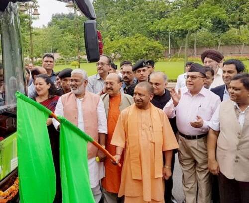 એટલું જ નહીં અમર સિંહ સીએમ યોગી આદિત્યનાથ તરફથી યોજાવામાં આવેલા એક કાર્યક્રમમાં પણ જોવા મળ્યા હતાં. આ પહેલા 23 જુલાઈએ અમર સિંહે યોગી સાથે મુલાકાત પણ કરી હતી જેના કારણે તેઓ બીજેપીમાં જલ્દી જોડાશે ત્યારે પણ અટકળોએ જોર પકડ્યું હતું. જોકે આ મુલાકાતમાં શું ચર્ચા થઈ તેની કોઈ જાણકારી મળી નથી.