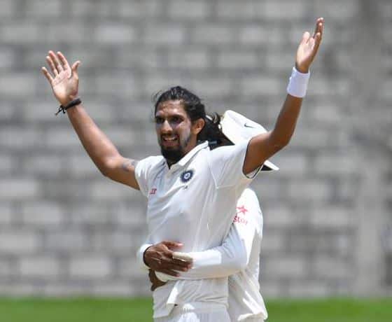 ઈશાંત શર્માઃ ટીમ ઈન્ડિયાનો અનુભવી ફાસ્ટ બોલર ઈશાંત શર્મા શ્રેણીમાં 12 વિકેટ લેશે તો 250 ટેસ્ટ વિકેટ લેવાની ઉપલબ્ધિ મેળવશે. ઈશાંત 82 ટેસ્ટમાં 238 વિકેટ લઈ ચુક્યો છે. 