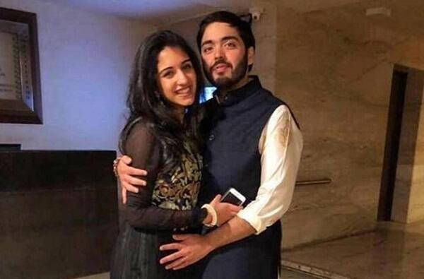 મે મહિનામાં અનંત અંબાણી અને રાધિકા મર્ચન્ટનો એક ફોટો વાયરલ થયો હતો. જે બાદ આકાશ પછી અનંતની પણ સગાઈ થઈ રહી હોવાની અટકળો હતી. જોકે પરિવારે આ અહેવાલો માત્ર અફવા હોવાનું જણાવ્યું હતું. જોકે આ અહેવાલ વહેતી થવાનું કારણ પણ એક તસવીર હતી. જેમાં બંને એકબીજાના હાથમાં હાથ નાંખતા હોવાનું નજરે પડતા હતા.