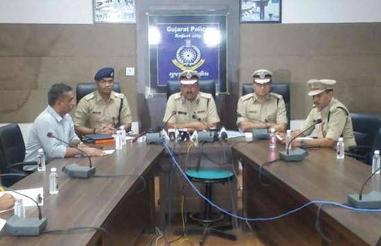 આજે પ્રેસ કોન્ફરન્સમાં પોલીસ કમિશનર મનોજ અગ્રવાલે જણાવ્યું હતું કે, સોશિયલ મીડિયામાં મહિલાઓની છેડતી કરનાર શખ્સોને છોડવામાં નહીં આવે. ઉલ્લેખનિય છે કે, આજના બનાવને લઈ પ્રાથમિક પૂછપરછમાં મૂળ ભચાઉના યુવાને 50 જેટલી મહિલાઓ સાથે સંપર્ક કરતો હોવાનું જાણવા મળ્યું છે. આ મહિલાઓ ક્યાંની છે. તેમજ કોની પાસેથી કેટલી રકમ લેવામાં આવી છે. અગાઉ પણ આ શખ્સ સામે આ જ પ્રકારના ગુના પણ નોંધાયા હોઈ તેની વિગત રિમાન્ડ દરમિયાન જાણવા મળશે.