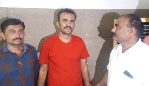 રાજકોટ: મહિલાનું ફેક ID બનાવી મહિલાઓને જ સાથે સંપર્ક બનાવતો એક શખ્સને પોલીસે ઝડપી પાડ્યો છે. આજે પ્રેસ કોન્ફરન્સમાં પોલીસ કમિશનર મનોજ અગ્રવાલે માહિતી આપતા કહ્યું હતું કે, આ ભચાઉના શખ્સે 50 જેટલી મહિલાઓને ફેસબુકમાં ફ્રેન્ડ બનાવી કોઈને કોઈ પ્રકારે બ્લેકમેલ કરી પૈસા પડાવ્યા હોવાનું સામે આવ્યું છે. મહિલાએ આ યુવાનના ત્રાસથી ઘેનના ટિકડા ખાઈ લેતા તેને સારવાર માટે હોસ્પિટલે ખસેડવામાં આવી છે. આરોપીનો મોબાઇલ કબજે કરી FSLમાં મોકલવામાં આવશે. જરૂર પડ્યે FB પાસેથી પણ ડેટા મંગાવવમાં આવશે.