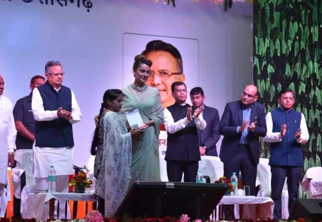 કંગના હાલ તેની આગામી ફિલ્મ મણિકર્ણિકાઃ ધ ક્વીન ઓફ ઝાંસીનું શૂટિંગ કરી રહી છે. તેની આ ફિલ્મ 25 જાન્યુઆરી 2019ના રોજ રિલિઝ થશે. 