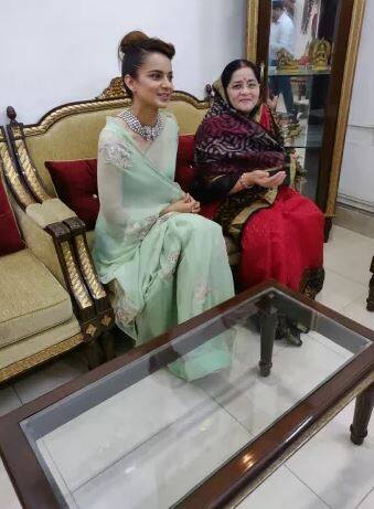 કાર્યક્રમ બાદ કંગના છત્તીસગઢના સીએમ રમણ સિંહના ઘરે પહોંચી અને તેના પરિવાર સાથે મુલાકાત કરી. કંગનાએ રમણસિંહના પત્ની, દીકરી સાથે તસવીર ખેંચાવી હતી. કંગનાએ આ તસવીર ટ્વિટર હેન્ડલ પર પોસ્ટ કરી છે.