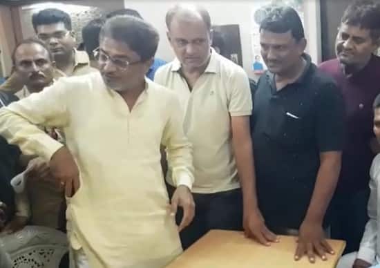 ધોરાજી તાલુકાના ગામોને પીવાનું પાણી પૂરું પડતો ભાદર-2 ડેમ પ્રદૂષિત બન્યો છે. જે અંગે અનેક વખત રજૂઆત કરવામાં આવી હતી. જ્યારે ગયા વર્ષે પણ આ તાલુકાના લોકોએ આ પ્રદૂષિત કેમિકલયુક્ત પાણી પીવાનો ઈન્કાર કર્યો હતો. 