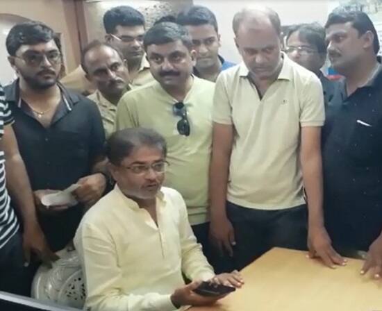 સરકારે કરોડોના ખર્ચે ધોરાજી, કુતિયાણા અને માણાવદર તાલુકાના ગ્રામ્ય વિસ્તારમાં પીવાના શુદ્ધ પાણી માટે ભાદર-2 જૂથ યોજના બનાવી હતી. પરંતુ જેતપુર વિસ્તારમાં આવેલ ડાઈંગ પ્રિન્ટિંગનાં ઓદ્યોગિક એકમો દ્વારા કેમીકલયુક્ત પાણી પ્રોસેસ હાઉસમાં ટ્રીટમેન્ટ કરવાને બદલે સીધુ ભાદર નદીમાં છોડવામાં આવે છે. જેના કારણે વિશાળ જળરાશી ધરાવતા ભાદર-2 અને ભાદર નદીનું પાણી પીવાના કે વાપરવાના કામમાં લઈ શકાતું નથી. 