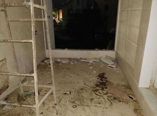 સંજીવ ભટ્ટે કરેલા ગેરકાયદે બાંધકામને કારણે બાજુમાં રહેતા પ્રવીણચંદ્ર ચંદુલાલ પટેલનું મકાન ઢંકાઈ જતું હતું અને હવા-ઉજાસ બંધ થવાના કારણે પ્રવીણચંદ્ર પટેલે ફરિયાદ પણ કરી હતી. જેના પગલે મ્યુનિ. દ્વારા ગેરકાયદે બાંધકામ દૂર કરવા નોટિસ ફટકરાઈ હતી અને તેમ છતાં સંજીવ ભટ્ટે ધરાર બાંધકામ દૂર નહીં કરીને તે સામે હાઈકોર્ટના દ્વાર ખખડાવ્યા હતા.