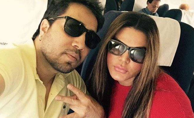 શંકાસ્પદ વ્યક્તિ મીકા સિંહના પ્રોજેક્ટ્સ અને લાઇવ શોને ઓર્ગેનાઇઝ કરવાનું કામ કરતો હતો. 10 વર્ષથી પણ વધારે સમયથી તે મીકા સિંહ સાથે કામ કરી રહ્યો છે. ઓશિવારા પોલીસ સ્ટેશનના અધિકારીના કહેવા મુજબ મીકાના મેનેજરે ચોરીની ઘટના અંગે જાણ કરી હતી.