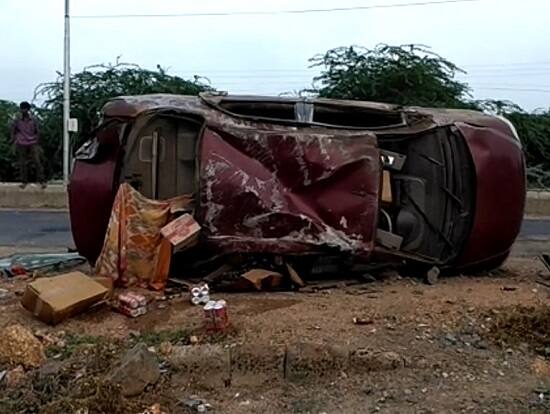 કાર પલટી ખાતાં કારમાંથી દારૂ અને બિયરના ટીન રસ્તા પર પડ્યા હતાં. અકસ્માત બાદ આસપાસના લોકો પણ દોડી આવ્યા હતાં. પોલીસે કારમાં સવાર બે લોકોમાંથી એકની ધરપકડ કરી લીધી હતી. એક વ્યક્તિ પોલીસને થાપ આપીને ભાગી જવામાં સફળ રહ્યો હતો. 