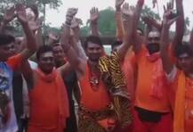 RJDના કયા મોટા નેતાએ ધારણ કર્યો ભગવાન શિવનો વેશ, ડમરું વગાડીને કર્યો શંખનાદ, જુઓ તસવીરો