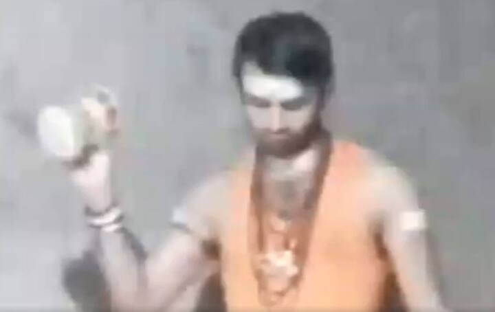 તેજપ્રતાપ આ પહેલા અનેક અવસરે શિવનો વેશ ધારણ કરી ચુક્યો છે. આ ઉપરાંત તે ઘણી વખત વાંસળી વગાડતો પણ જોવા મળ્યો છે.