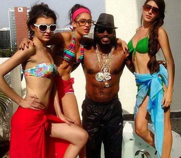 બાંગ્લાદેશ સામેની ત્રીજી અને અંતિમ વન ડેમાં ક્રિસ ગેઇલે શાહિદ આફ્રિદીના 476 ઇન્ટરનેશનલ સિક્સ લગાવવાના રેકોર્ડની બરોબરી કરી છે. ગેઇલે બાંગ્લાદેશ સામે અંતિમ વન-ડે મેચમાં પાંચ સિક્સ ફટકારી આફ્રિદીની રેકોર્ડની બરોબરી કરી છે. તે મેચમાં તેણે 72 રનની ઈનિંગ રમી હોવા છતાં ટીમને જીતાડી શક્યો નહોતો અને બાંગ્લાદેશે 9 વર્ષ બાદ વિદેશી ધરતી પર વનડે સીરિઝ જીતી હતી.