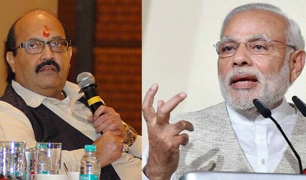 જાતિવાદના મુદ્દે સમાજવાદી પાર્ટી અને રાજકીય દંભના મુદ્દે કોંગ્રેસ પર પણ અમરસિંહે નિશાન સાધ્યું હતું. ઉલ્લેખનીય છે કે થોડા દિવ પહેલા જ અમર સિંહ ઉત્તર પ્રદેશમાં યોજાયેલ કાર્યક્રમમાં હાજરી આપવા પહોંચ્યા હતાં જ્યાં નરેન્દ્ર મોદી અને યોગી આદિત્યનાથ પણ હાજર હતાં. 