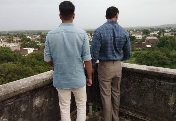 ભાવનગર: બોલીવૂડના અભિનેતા જેકી શ્રોફ અને જ્હોન અબ્રાહમ સહિતના ફિલ્મ ઈન્ડસ્ટ્રીઝના દિગ્ગજો પાલિતાણા આવ્યા હતા. અહીં તેઓએ વીરપુર રોડ પર આવેલા પેલેસમાં ઉતારો કરીને અલગ-અલગ સ્થળોએ ફિલ્મનુ શુટિંગ પણ કર્યું હતું. આગામી સમયમાં જેકી શ્રોફની ‘રો’ ફિલ્મમાં ભાવનગરના પાલિતાણા પંથકના કેટલાક સીન પણ જોવા મળશે. (સૌજન્ય - ફેસબુક)