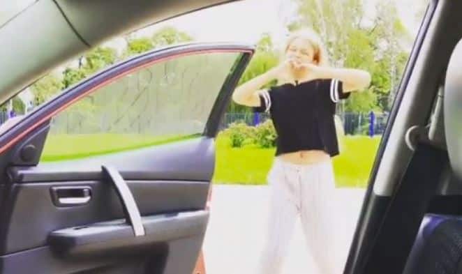 આ ચેલેન્જમાં વ્યક્તિએ પોતાની કાર નીચે કૂદીને ડાન્સ કરવાનો હોય છે. વ્યક્તિ જ્યારે ડાન્સ કરી રહ્યો હોય ત્યારે તેની ગાડી કોઈ વ્યક્તિ ધીમી ગતિએ ચલાવતો રહે છે. તેમજ ડાન્સ કરી રહેલા વ્યક્તિનો વીડિયો શૂટ કરવામાં આવે છે. આ વીડિયો સોશિયલ મીડિયામાં મૂકીને અન્ય લોકોને આવું કરવાની ચેલેન્જ આપવામાં આવે છે.