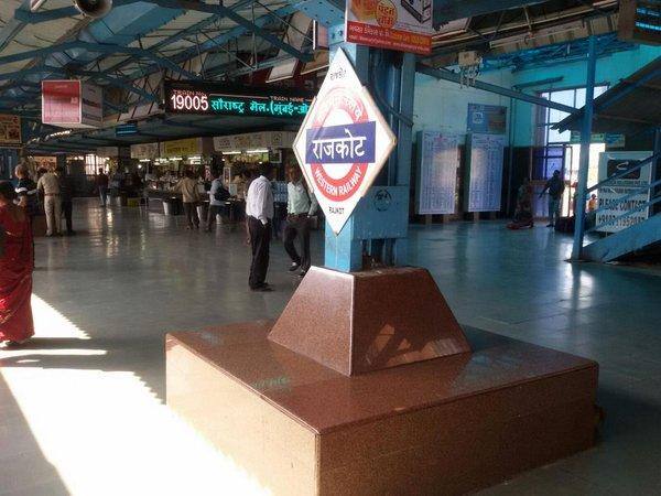  છેલ્લા 3 વર્ષથી રાજકોટને એઈમ્સ મળવાની વાતો ચાલી રહી છે. કેન્દ્રએ જિલ્લા કલેક્ટર પાસે 6 અલગ-અલગ મુદ્દાઓને લઈને રિપોર્ટ માંગ્યો છે. અધિક કલેક્ટર દ્વારા એઇમ્સના અધિકારીઓને રિપાર્ટ મોકલવામાં આવશે.