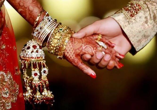 મામલો હૈદરાબાદના લાલ બહાદુરનગરનો છે. અહીં રહેતા વિબાવસુના લગ્ન મુતાવિઝ નગરમાં રહેતી અનુષા સાથે 2016માં થયા હતા. એમકેબી નગર ઓલ વીમેન પોલીસના ઈન્સ્પેક્ટર ડી ચિત્રાએ જણાવ્યું કે, લગ્ન બાદ બંને માત્ર 15 દિવસ સુધી જ સાથે રહ્યા હતા. આ દરમિયાન બંને વચ્ચે ઝઘડો થયો અને અનુષા તેના માતા-પિતાના ઘરે પરત આવી ગઈ. બંને પરિવારોએ અનુષા-વિબાવસુ વચ્ચે સમાધાન કરાવવા અનેક પ્રયત્નો કર્યો.