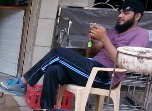 ગત રાત્રિના સમયે ઇરફાનના નિવાસે ત્રાટકેલા નિગ્રો લૂંટારૂઓએ ઘરનો દરવાજો ખખડાવ્યો હતો અને ઈરફાનભાઇ બહાર આવતાં જ તેમની પર બે રાઉન્ડ ફાયરિંગ કર્યું હતું. બનેવીના અવાજ આવતાં સોહેલ તેના ઘરમાંથી બહાર આવી રહ્યો હતો ત્યારે લુંટારૂઓએ દાદર પર જ તેના પર ચાર રાઉન્ડ ફાયરીંગ કરતાં તે ઢળી પડ્યો હતો. 