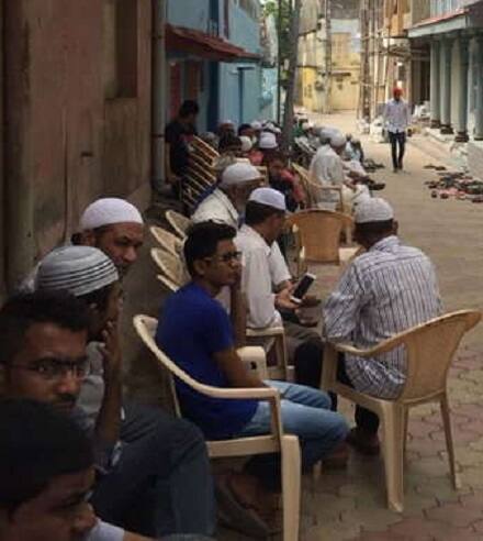 ઇરફાનભાઇના પરિવારને બંધક બનાવી લૂંટારૂઓ કિમંતી ચીજવસ્તુઓની લૂંટ ચલાવી ફરાર થઇ ગયાં હતાં. ઇજાગ્રસ્ત ઇરફાનને સારવાર માટે દવાખાને ખસેડાયો હતો પરંતુ મંગળવારે બપોરે તેમણે દમ તોડી દીધો હતો. ઘટનાને પગલે ભરૂચ જિલ્લામાં વસતા મુસ્લિમ સમાજમાં ઘેરા શોકની લાગણી છવાઇ હતી. બંનેના નિવાસે લોકો એકત્ર થઇ ગયાં હતાં.