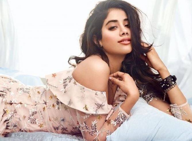 આ પહેલા જૂન ઈશ્યુમાં શ્રીદેવીની દીકરી જાહ્ન્વી કપૂર પર વોગ ઈન્ડિયાના કવર પેજ પર ચમકી હતી. બોલિવૂડમાં એન્ટ્રી પહેલા જાહ્ન્વીના ફોટોશૂટને ઘણું પસંદ કરવામાં આવ્યું હતું.