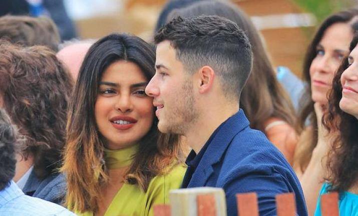  જોકે આ ઇવેન્ટમાં જ્યારે કંગનાને સવાલ પૂછવામાં આવ્યો કે શું પ્રિયંકાએ તેના લગ્નની તારીખ તેની સાથે કન્ફર્મ કરી છે? તો કંગનાનું કહેવું હતું કે, અત્યાર સુધી તો મને ખબર નથી કે લગ્નની તારીખ શું છે.