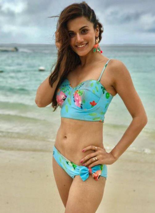 પંજાબી ફેમિલીમાંથી આવતી તાપસીએ ફેસબુક પેજ હ્યૂમન્સ ઓફ બોમ્બેને આપેલા ઈન્ટરવ્યુમાં કહ્યું કે, ‘તેની સાથે જાહેરમાં છેડતી થઈ ચૂકી છે. થોડા દિવસો પહેલાં દિલ્હીમાં એક ધાર્મિક કાર્યક્રમમાં ગઈ હતી. લોકો વચ્ચે જઈને બેઠી તો મને એક આદમીએ પાછળથી ખોટા ઈરાદાથી પકડવાની કોશિશ કરી હતી. મેં તેની સામે જોયું પણ નહીં. તેની આંગળી પકડી અને એવી રીતે ફેરવી કે દર્દના માર્યો ચીસ પાડી ઉઠ્યો હતો.’ 