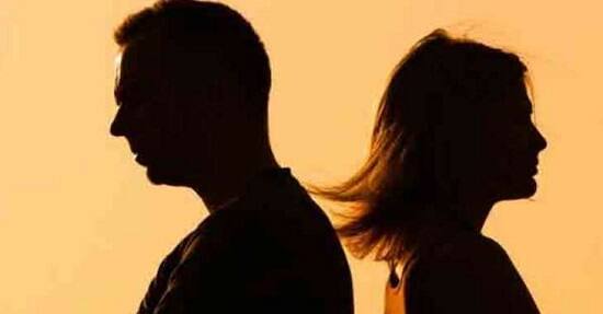 ટ્રાવેલ્સના કોન્ટ્રાક્ટર સગીર વયસ્ક પુત્રી સાથે અવર-જવર સમયે ફ્રેન્ડશીપ કેળવી હતી. આ ઉપરાંત તેણીની સાથે સંબંઘ બાંધીને મોબાઈલમાં પાડેલા ફોટા માતા-પિતા અને ભાઈને બતાવી દેવાની ધમકી આપી ત્રણ દિવસ પહેલા રાત્રે ઘરે આવી બળાત્કાર ગુજાર્યો હતો. 