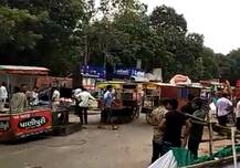 અમદાવાદના લો ગાર્ડન પાસેની ખાઉગલીમાં AMCએ ફેરવ્યું બુલડોઝર, જાણો કેમ