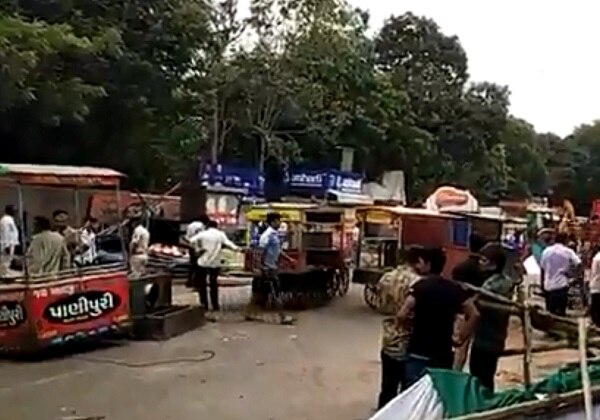 અમદાવાદ: છેલ્લા કેટલાંય દિવસથી અમદાવાદમાં ટ્રાફિક સમસ્યા દૂર કરવા માટે અમદાવાદ પોલીસ અને મ્યુનિસિપલ કોર્પોરેશને સાથે ઝુંબેશ શરૂ કરી છે. અમદાવાદના લો ગાર્ડન પાસે આવેલી વિખ્યાત ખાઉગલી પર મ્યુનિસિપલ કોર્પોરેશને બુલડોઝર ફેરવી દીધું છે. 