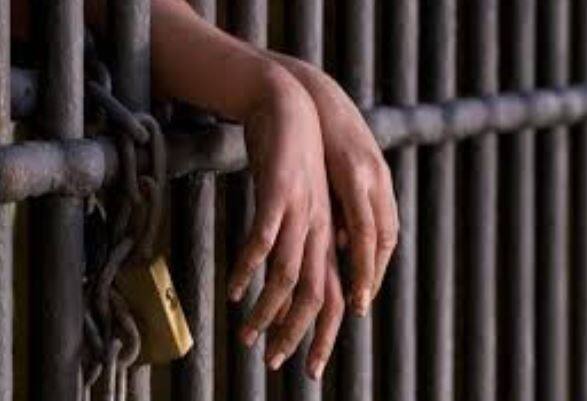 2016માં તેને એક પુખ્ત આરોપી સાથે 20 વર્ષ કેદની સજા ફટકારવામાં આવી હતી. નોંધપાત્ર ચુકાદામાં કોર્ટે નોંધ્યું કે, આ કેસમાં ચુકાદો આવ્યા પછી પણ આરોપી વ્યક્તિ દ્વારા કિશોરાવસ્થાનો દાવો કરવામાં આવ્યો હતો. હાઈકોર્ટ અરજદારના વકીલ શાંતનુ ફણસે દ્વારા ટાંકવામાં આવેલા સર્વોચ્ચ અદાલતના ચુકાદાનો ઉલ્લેખ કર્યો હતો.