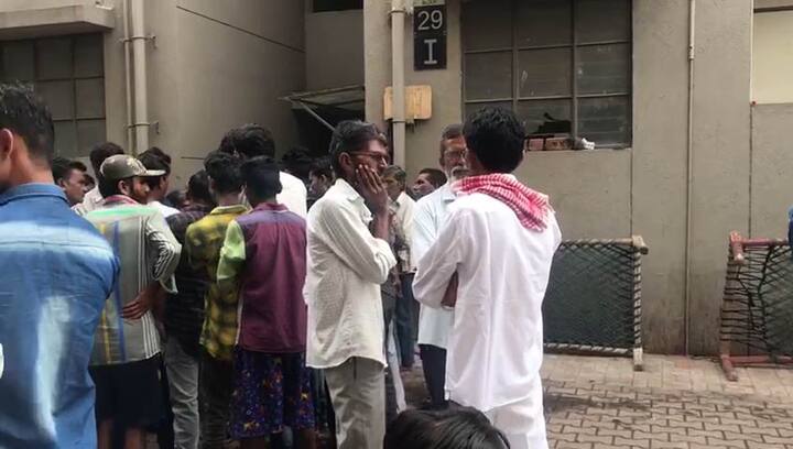 આ અંગેની વિગતો એવી છે કે, મહાલક્ષ્મી એપાર્ટમેન્ટમાં ગઈ કાલે મોડી રાતે ભારે દુર્ગંધ આવતાં રહીશોએ તપાસ કરતાં હંસાબેન વેગડના મકાનમાંથી દુર્ગંધ આવી રહી હતી અને મકાનને બહારથી તાળું મારેલું હતું. આથી સ્થાનિકોએ ભેગા મળીને તાળું તોડી નાંખી તપાસ કરતાં ઘરના બાથરૂમમાંથી વિકૃત હાલતમાં પડેલી લાશ મળી આવી હતી. 