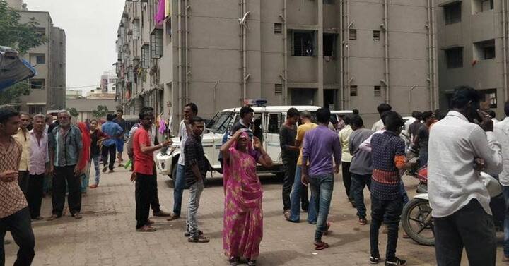 ઘરમાંથી લાશ મળતાં તાત્કાલિક પોલીસને જાણ કરાતા અમરાઇવાડી પોલીસ દોડી આવી હતી. પ્રાથમિક તપાસમાં આ લાશ 65 વર્ષીય શાંતાબેન વેગડાની હોવાનું સામે આવ્યું છએ. શાંતાબેન અમરાઇવાડીના ઉદયનગરમાં તેમના બે પુત્ર અને પુત્રવધૂ સાથે રહે છે. શાંતાબહેનની પુત્રી હંસાનું મહાલક્ષ્મી એપાર્ટમેન્ટમાં મકાન આવેલું છે. જે છેલ્લા ઘણા સમયથી લીલાબહેન મહેશભાઇ પરમાર(ઉ.વ.45)ને ભાડેથી આપ્યું છે.