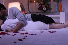 અમદાવાદઃ રાણીપનો યુવક દિલ્હીના બિઝનેસમેનના રૂમમાં પ્રેમિકા સાથે કરતો હતો જલસા ને કોણ આવી ગયું કે થયો ભવાડો?