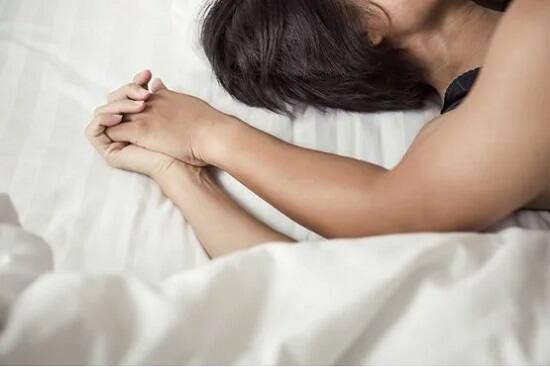 પતિના કરતૂતોથી પરેશાન મહિલા વ્યભિચારની ફરિયાદ નોંધાવવા તૈયાર માગતી હતી પણ પોલીસે બન્નેને સમજાવટથી મામલો થાળે પાડ્યો હતો. આ મામલે હોટલે એવો દાવો કર્યો હતો કે, હોટેલમાં કંઈ બન્યું નથી. ત્યાર બાદ મેનેજરે પોલીસે રૂમમાં પુછપરછ કરી રહી હોવાનું કહ્યું હતું.