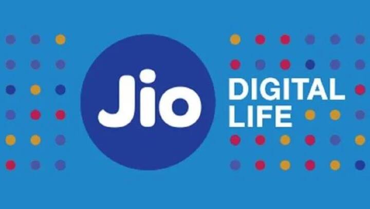 ગ્રાહકોને એક જ કનેકશનથી બ્રોડબેન્ડ ઈન્ટરનેટ, ડીટીએચ અને લેન્ડલાઈન ફોનની સુવિધા મળશે. જોકે રજિસ્ટ્રેશન માટે એક વખત ડિવાઇસ લગાવવાના 4500 રૂપિયા ખર્ચ કરવા પડશે.